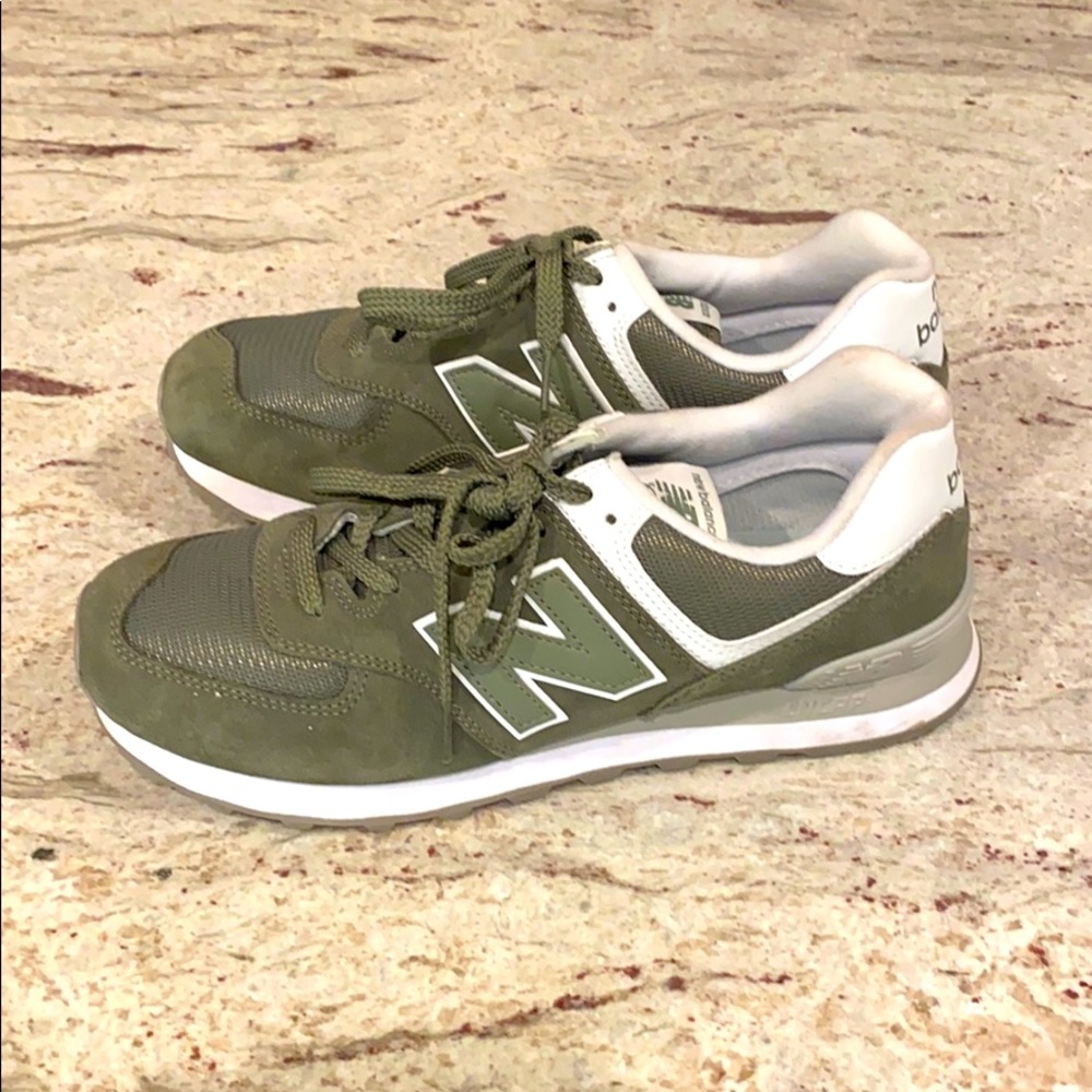 Like New - women’s New Balance 574 in olive green.